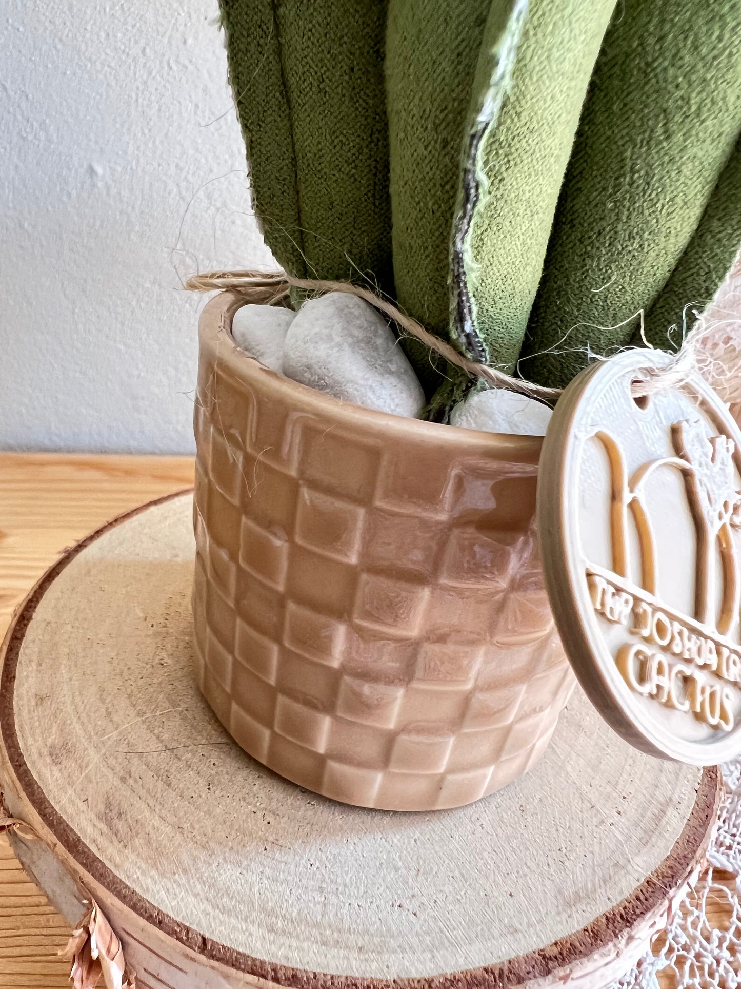 Mini Cactus in alcantara verde scuro, vaso in ceramica beige a motivi quadrettati -  h circa 22  cm - fiore staccabile.