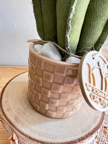 Mini Cactus in alcantara verde scuro, vaso in ceramica beige a motivi quadrettati -  h circa 22  cm - fiore staccabile.