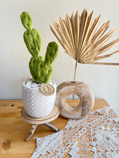 Opuntia in wool fabric complete with white ceramic vase and decorative stones.