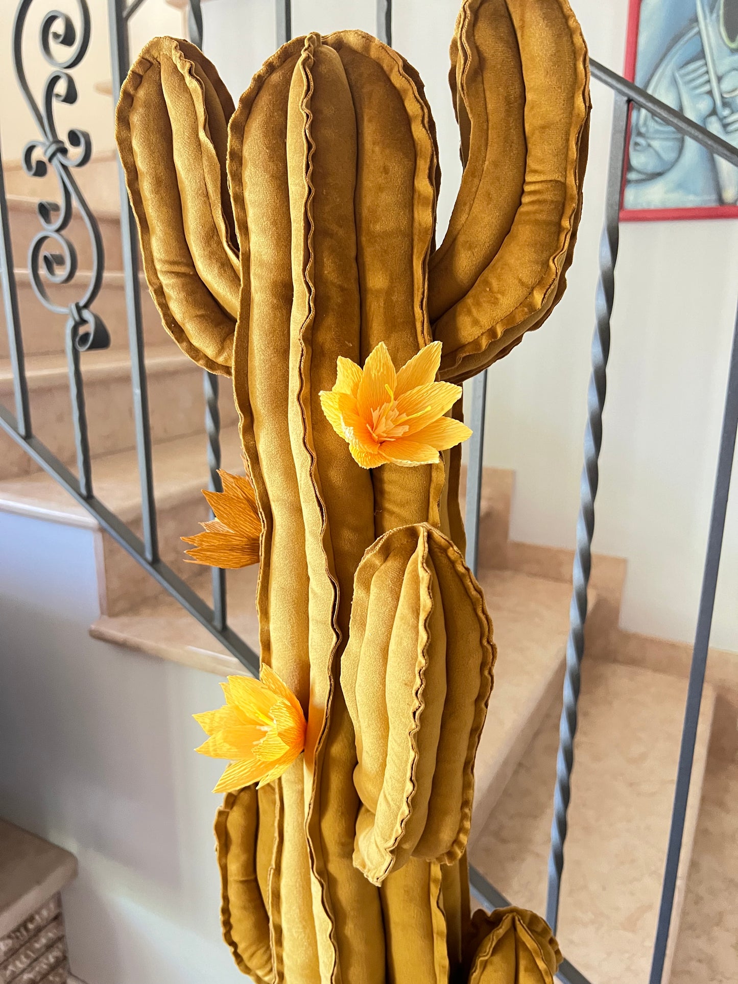 Big cactus in velluto ocra/senape -  altezza 150 cm - completo di fiori (staccabili), in pronta consegna. SPEDIZIONE GRATUITA.