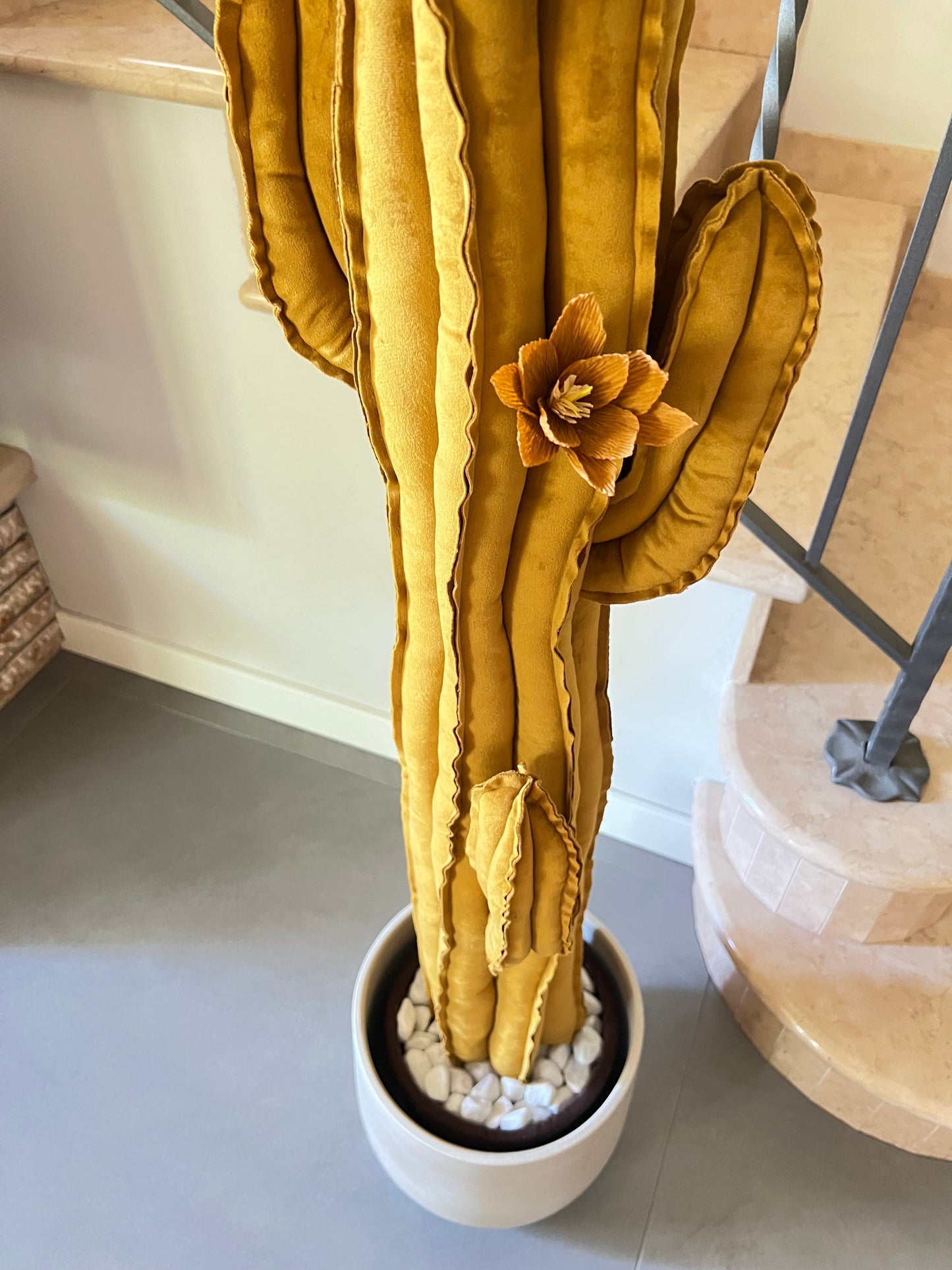 Big cactus in velluto ocra/senape -  altezza 150 cm - completo di fiori (staccabili), in pronta consegna. SPEDIZIONE GRATUITA.