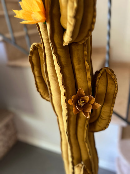 Big cactus in velluto ocra/senape -  altezza 150 cm - completo di fiori (staccabili), in pronta consegna. SPEDIZIONE GRATUITA.