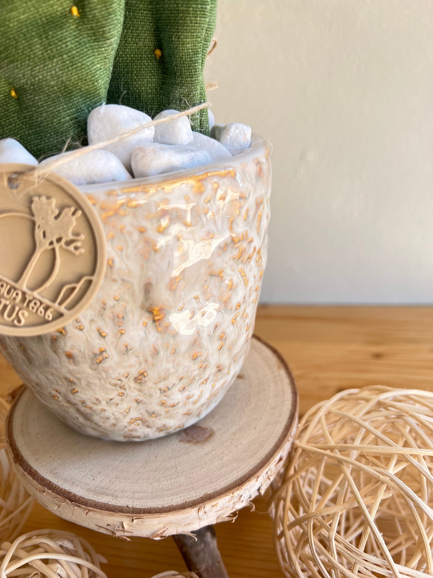 Opuntia Midi in cotone verde medio, vaso in ceramica lucida beige con motivi - in pronta consegna