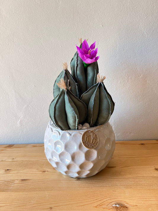 Composizione 4 cactus in alcantara verde scuro freddo, vaso in ceramica lucida grigio chiaro con motivi - h circa 35cm - fiore staccabile.