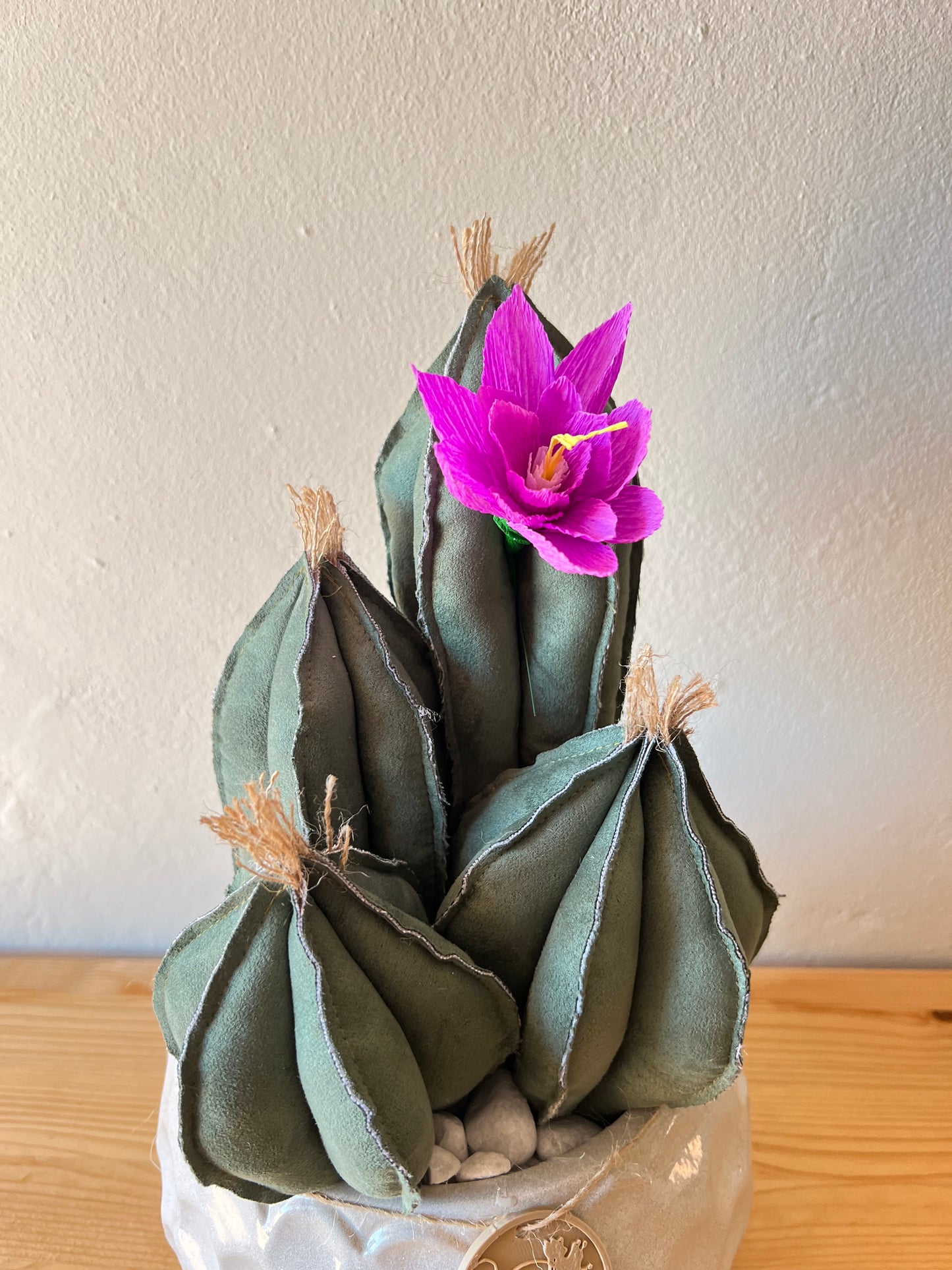 Composizione 4 cactus in alcantara verde scuro freddo, vaso in ceramica lucida grigio chiaro con motivi - h circa 35cm - fiore staccabile.