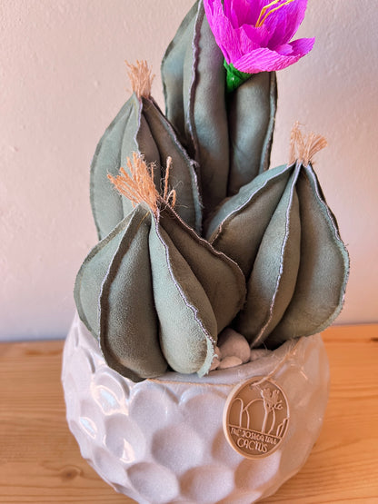 Composizione 4 cactus in alcantara verde scuro freddo, vaso in ceramica lucida grigio chiaro con motivi - h circa 35cm - fiore staccabile.