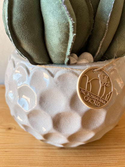 Composizione 4 cactus in alcantara verde scuro freddo, vaso in ceramica lucida grigio chiaro con motivi - h circa 35cm - fiore staccabile.