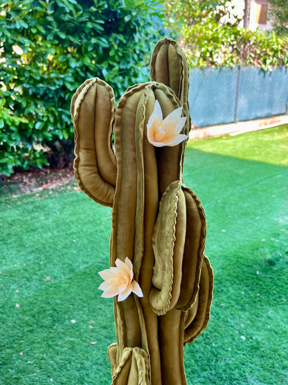 Big cactus in velluto verde lucente - altezza 122 cm circa - completo di fiori (staccabili), DISPONIBILE SU ORDINAZIONE- TEMPO DI CONSEGNA: 3 SETTIMANE DATA ORDINE - SPEDIZIONE GRATUITA.