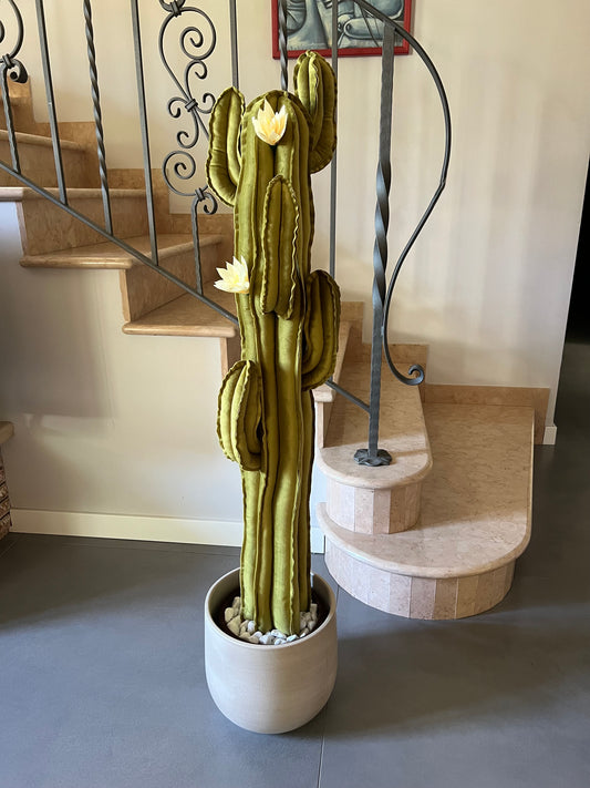 Big cactus in velluto verde lucente - altezza 122 cm circa - completo di fiori (staccabili), DISPONIBILE SU ORDINAZIONE- TEMPO DI CONSEGNA: 3 SETTIMANE DATA ORDINE - SPEDIZIONE GRATUITA.