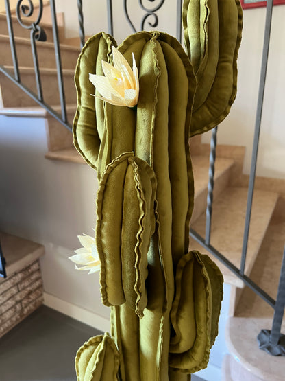 Big cactus in velluto verde lucente - altezza 122 cm circa - completo di fiori (staccabili), DISPONIBILE SU ORDINAZIONE- TEMPO DI CONSEGNA: 3 SETTIMANE DATA ORDINE - SPEDIZIONE GRATUITA.