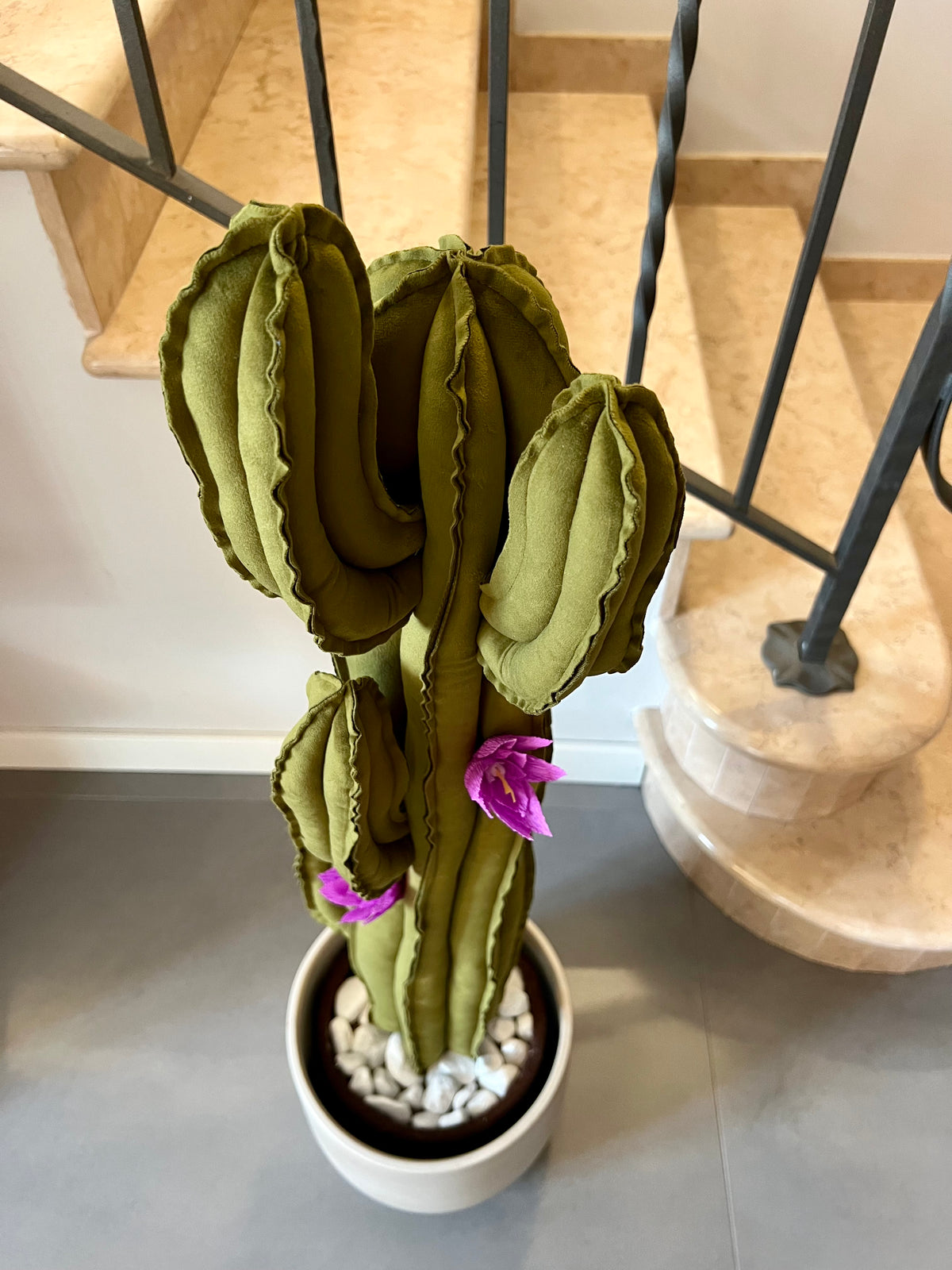 Big cactus in velluto verde scuro brillante -  altezza circa 104 cm  - completo di  fiori (staccabili) - in pronta consegna - SPEDIZIONE GRATUITA