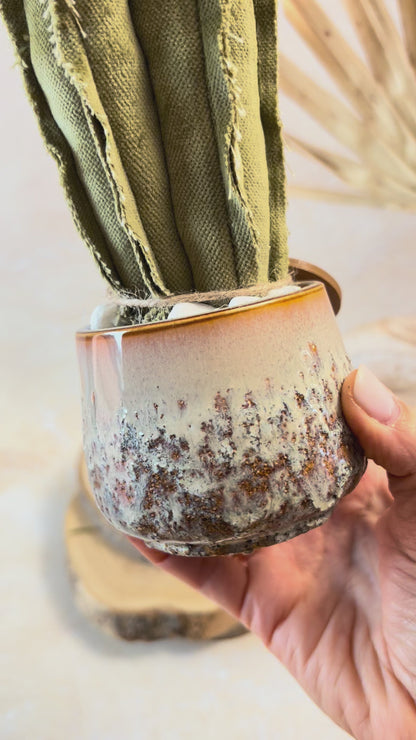 Mini Cactus in velluto verde menta, vaso in ceramica lucida chiara disegno astratto, altezza circa 22 cm.