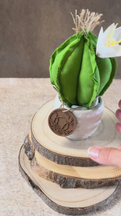 Mini Cactus in cotone verde, vaso in ceramica lucida bianca con motivo puntinato, altezza circa 17 cm