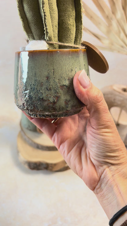 Coppia di mini Cactus in velluto verde menta, vaso in ceramica lucida verde disegno astratto, altezza circa 17 cm e 22 cm.