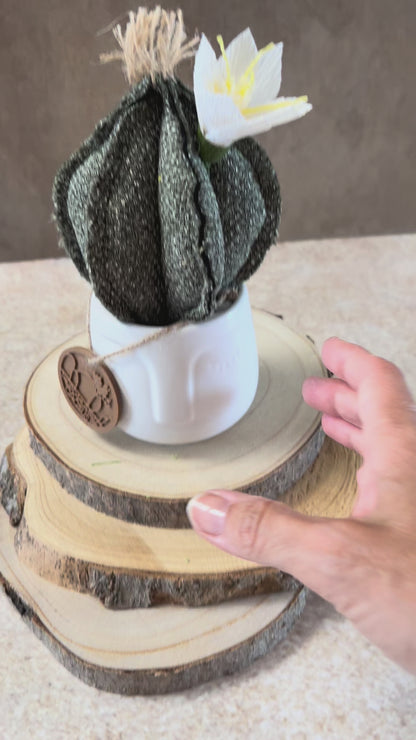 Mini Cactus in cotone mélange verde scuro, vaso in ceramica lucida bianca con motivo "volto", altezza circa 19 cm.