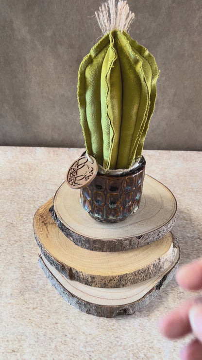 Mini Cactus in velluto verde, vaso in ceramica lucida color marrone con sfumature grigio/azzurro, altezza circa 22 cm.