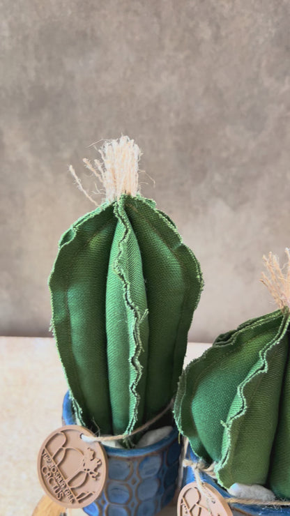 Coppia di Mini Cactus in cotone verde scuro,  vaso in ceramica lucida color blu con motivo geometrico, altezza circa 17 cm e 22 cm.